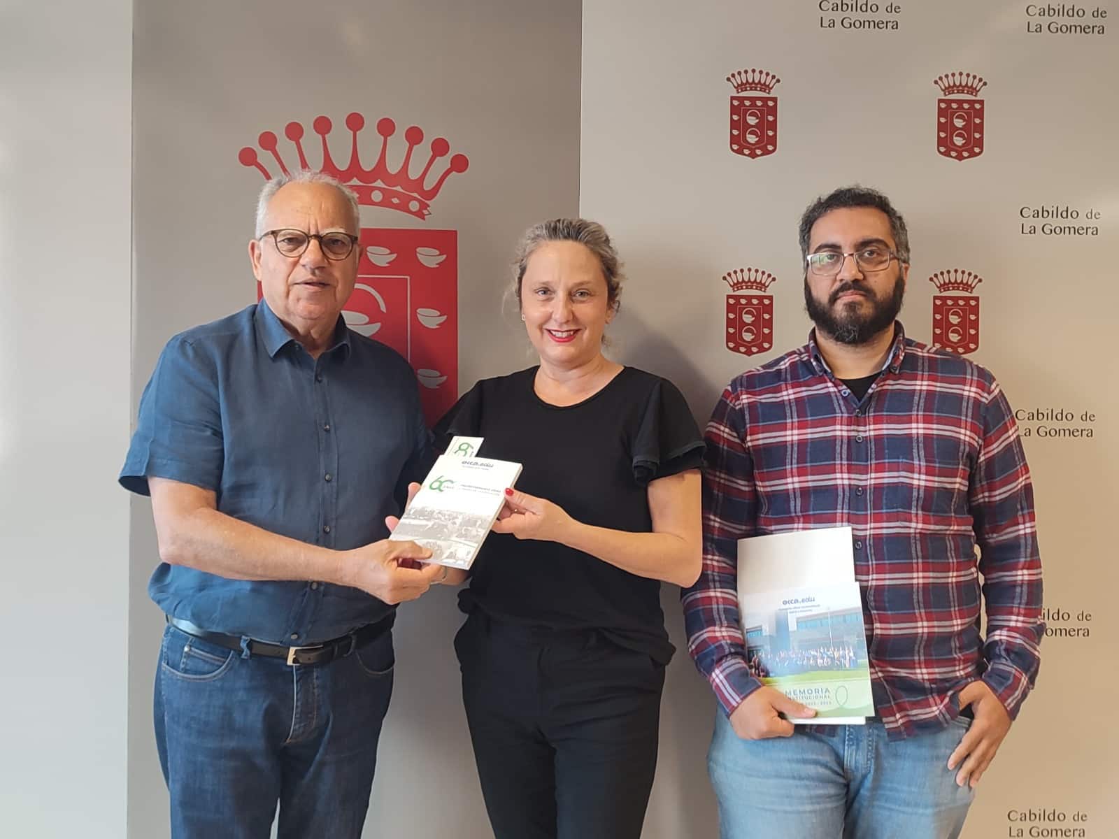260325 El presidente del Cabildo de La Gomera junto a la delegada de ecca.edu en La Gomera, La Palma y El Hierro, y un docente de Educación Secundaria (1)