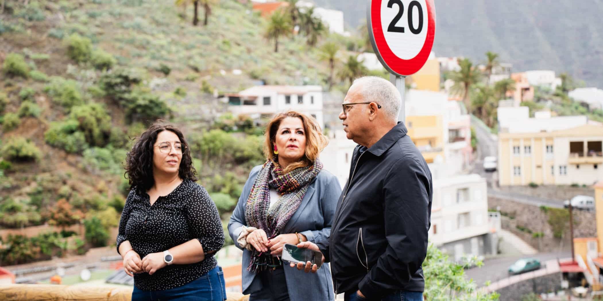 270325 De izq. a dcha. Consejera insular de Obras Públicas, Cristina Ventura – Alcaldesa de Hermigua, Solveida Clemente – Presidente del Cabildo, Casimiro Curbelo