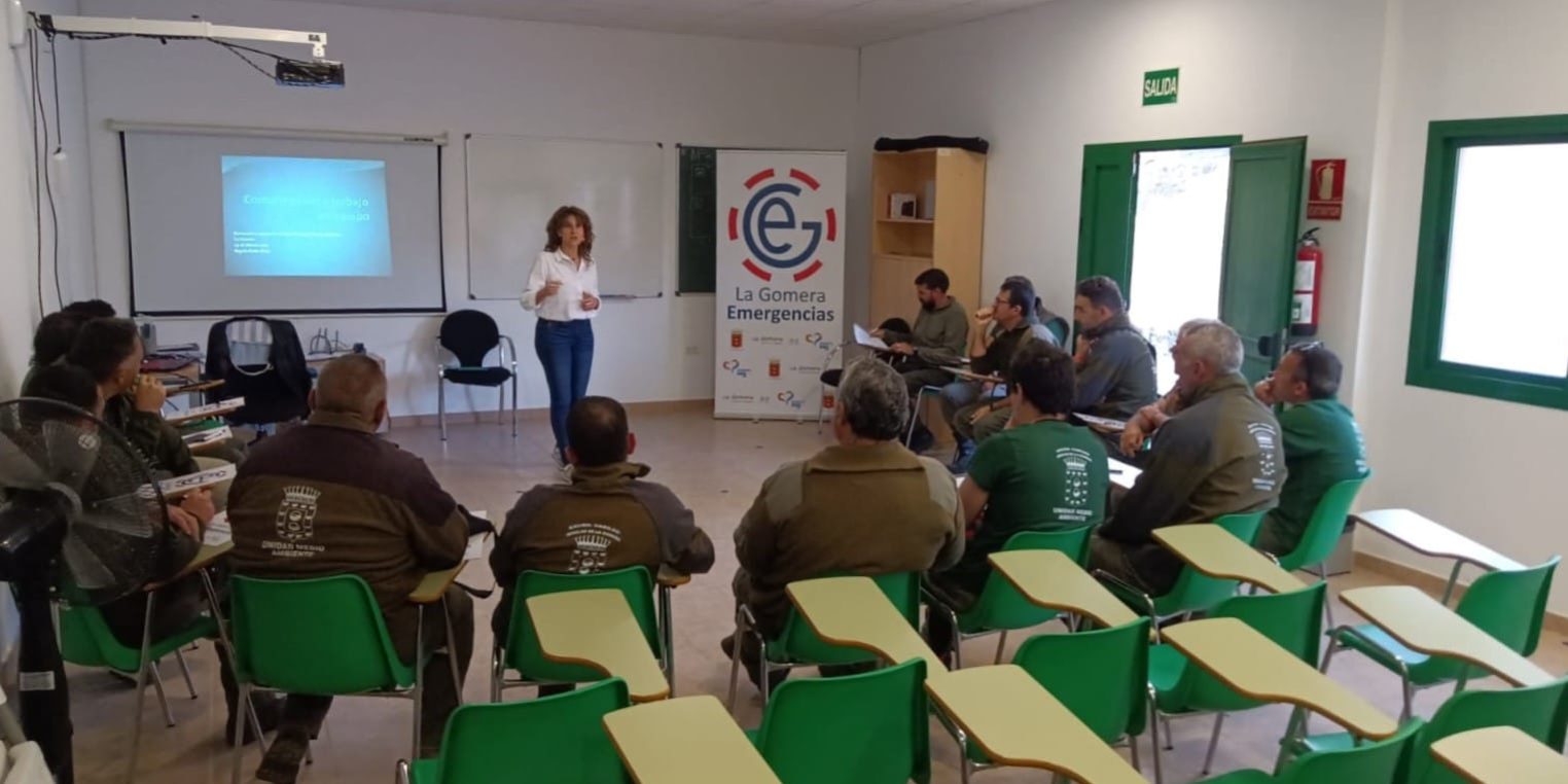 280225 Personal de la Unidad de Medio Ambiente del Cabildo de La Gomera durante la sesión formativa en comunicación efectiva