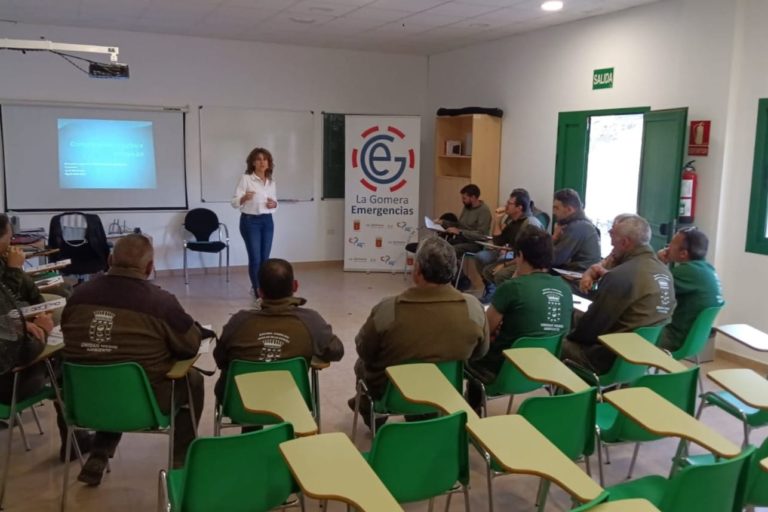 280225 Personal de la Unidad de Medio Ambiente del Cabildo de La Gomera durante la sesión formativa en comunicación efectiva