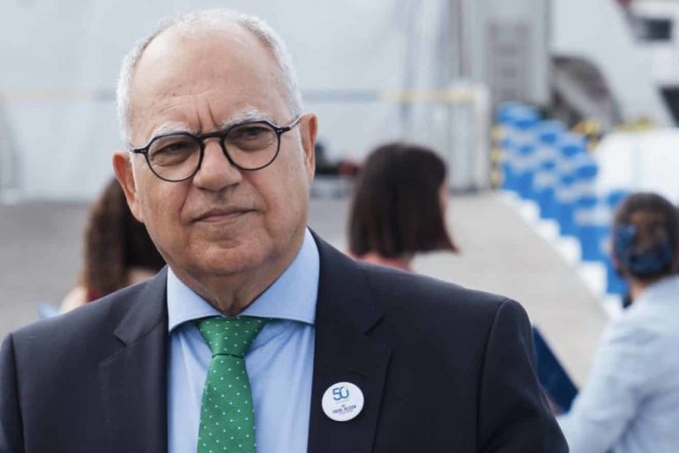 Casimiro Curbelo en el Puerto de Los Cristianos