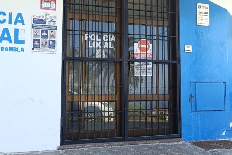 Comisaría de la Policía Local con el cartel de alarma