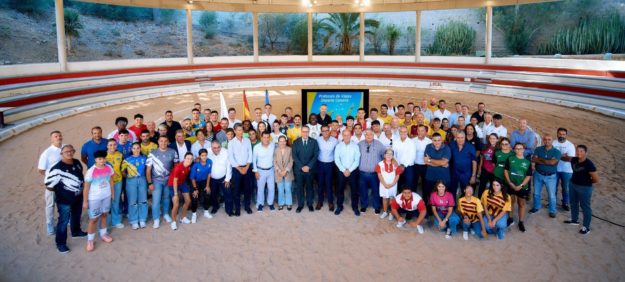 FOTO. Imagen de archivo del consejero de Deportes, Poli Suárez, durante el acto de firma de protocolo de viajes con siete federaciones deportivas. (3)