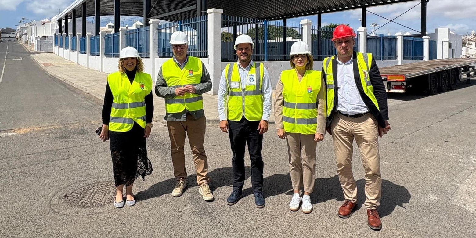 FOTO. Poli Suárez y Yonathan de León supervisan la última fase de las obras de mejora de la cancha deportiva Estrella Machín, en Lanzarote (1)