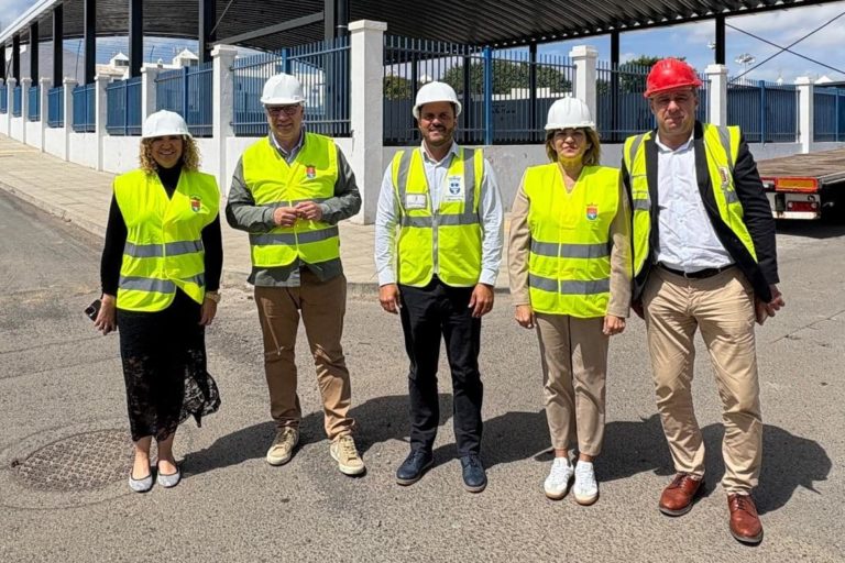 FOTO. Poli Suárez y Yonathan de León supervisan la última fase de las obras de mejora de la cancha deportiva Estrella Machín, en Lanzarote (1)