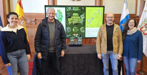 PRESENTACIÓN AUTOGUÍA. Alcalde y concejal en el centro y técnicos colaboradoras en el proyecto