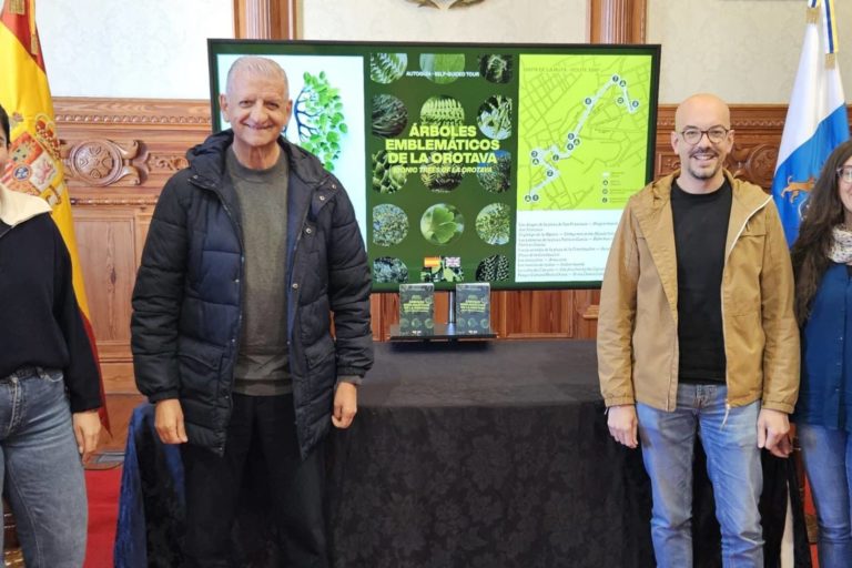 PRESENTACIÓN AUTOGUÍA. Alcalde y concejal en el centro y técnicos colaboradoras en el proyecto