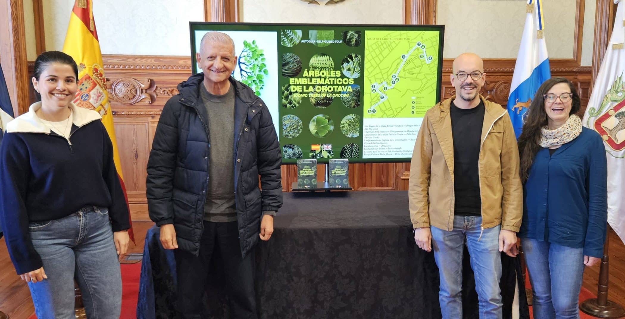 PRESENTACIÓN AUTOGUÍA. Alcalde y concejal en el centro y técnicos colaboradoras en el proyecto