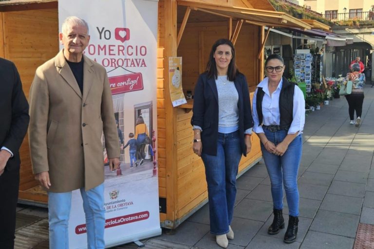 caseta en el puente. Visita alcalde y concejal comercio a la zona (1)
