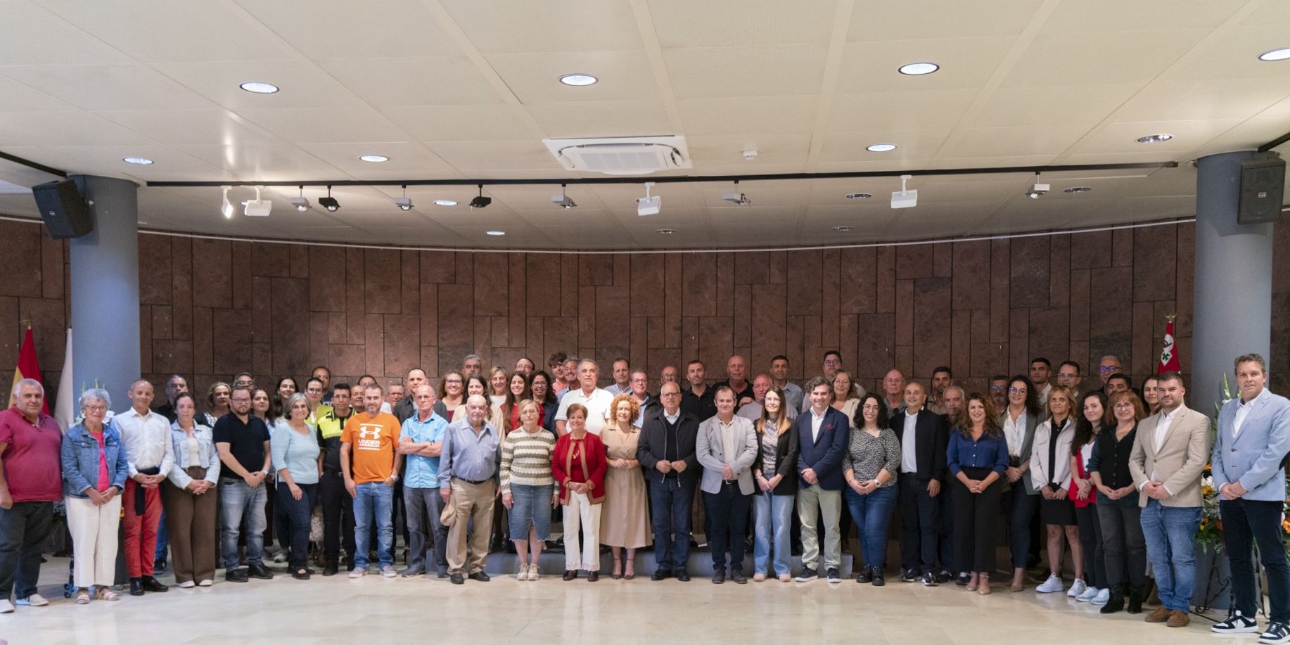 010425 El presidente del Cabildo junto a los representantes de las asociaciones de la isla