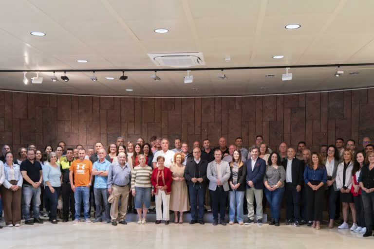 010425 El presidente del Cabildo junto a los representantes de las asociaciones de la isla
