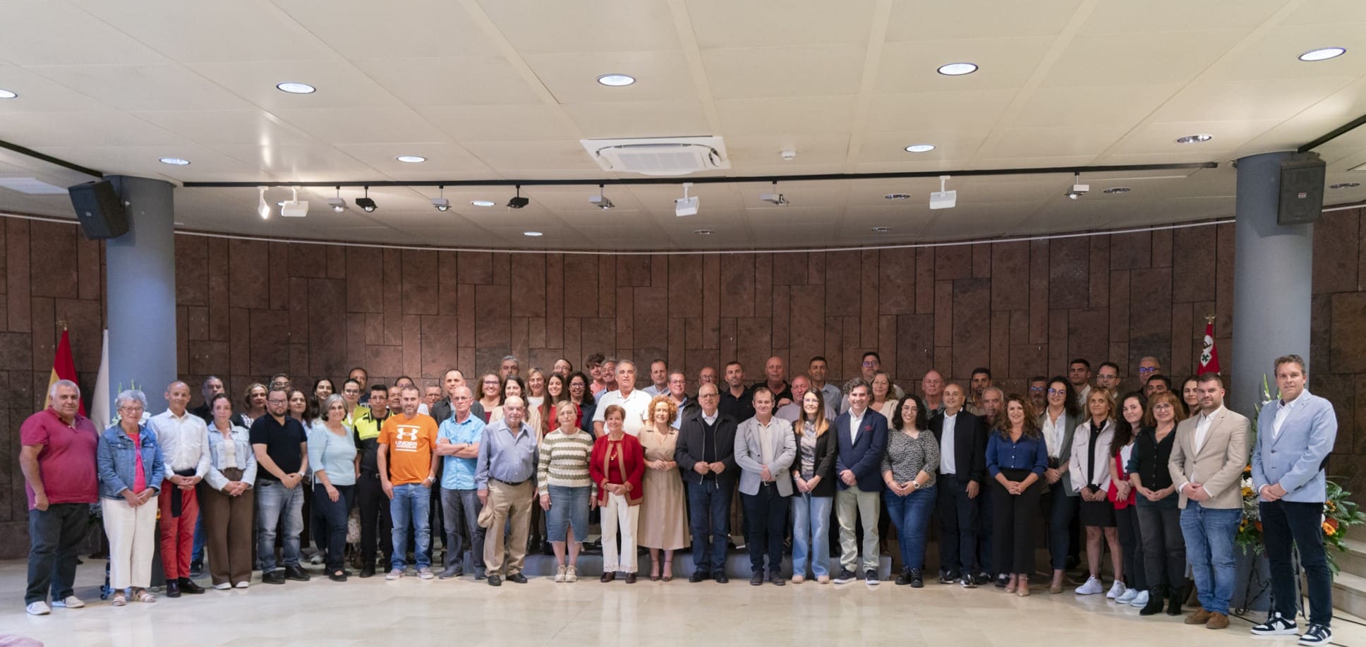 010425 El presidente del Cabildo junto a los representantes de las asociaciones de la isla