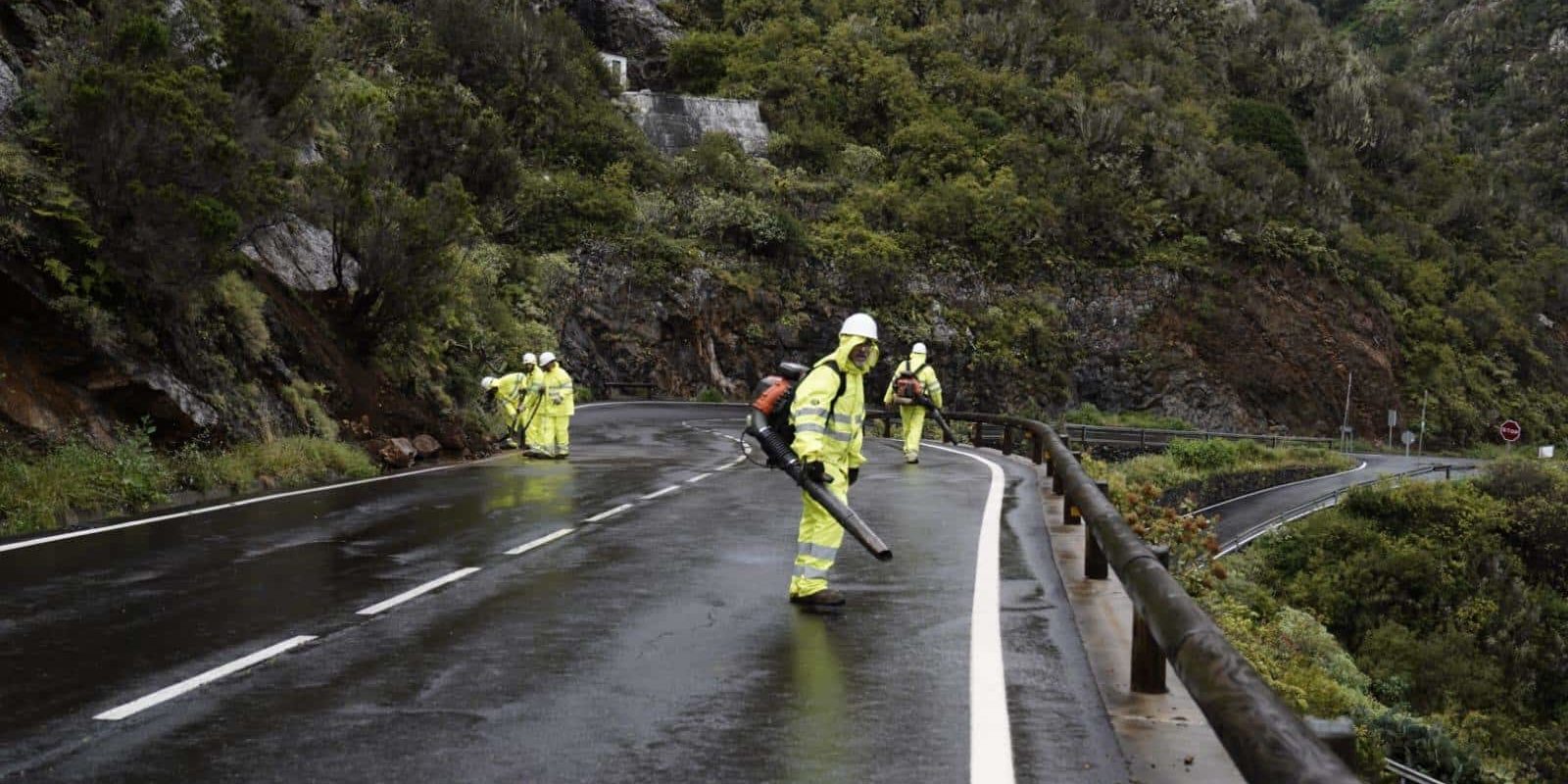 100425 Operativo de mantenimiento y conservación de carreteras de La Gomera actuando en la red viaria insular afectada por desprendimientos