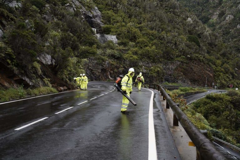 100425 Operativo de mantenimiento y conservación de carreteras de La Gomera actuando en la red viaria insular afectada por desprendimientos