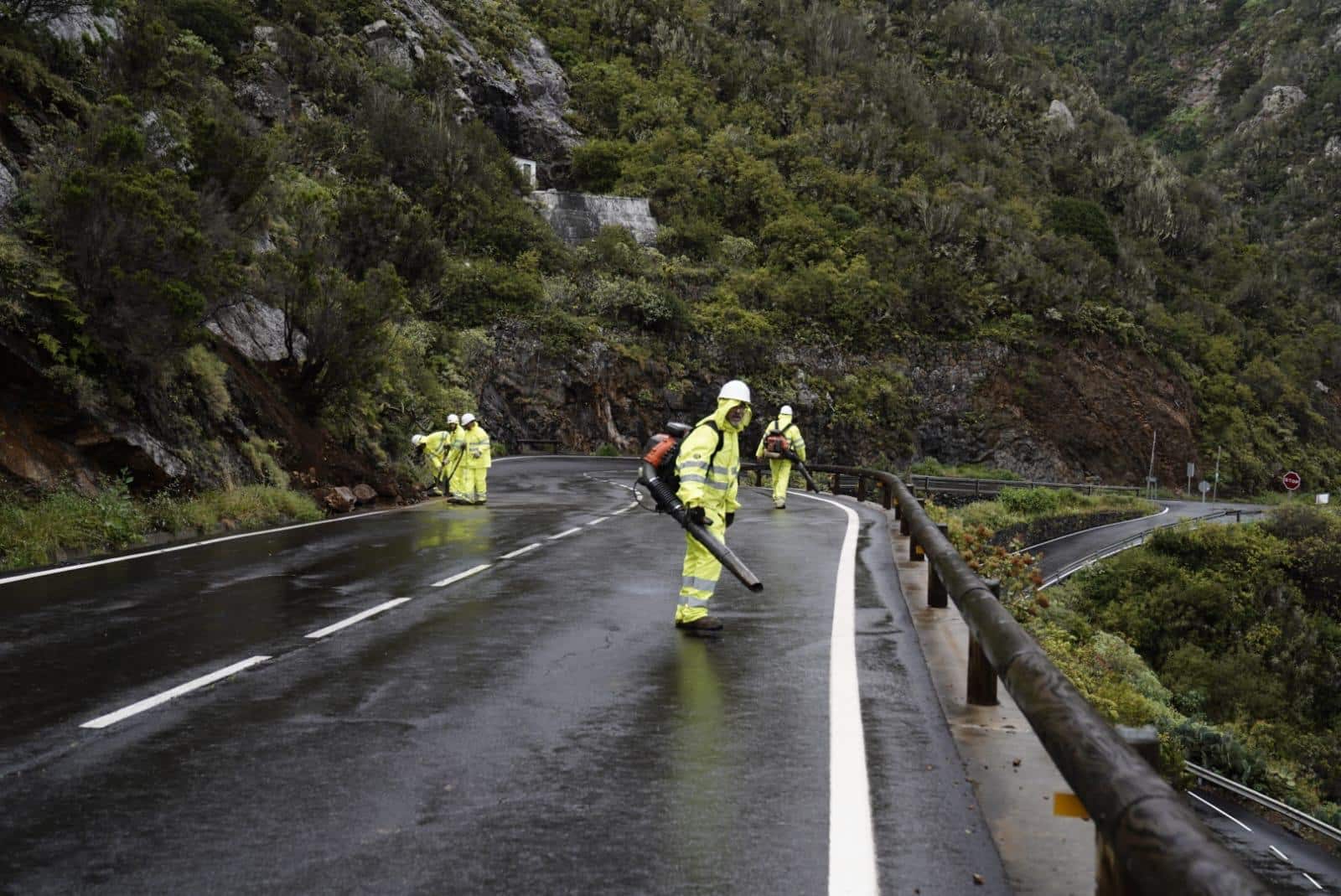 100425 Operativo de mantenimiento y conservación de carreteras de La Gomera actuando en la red viaria insular afectada por desprendimientos