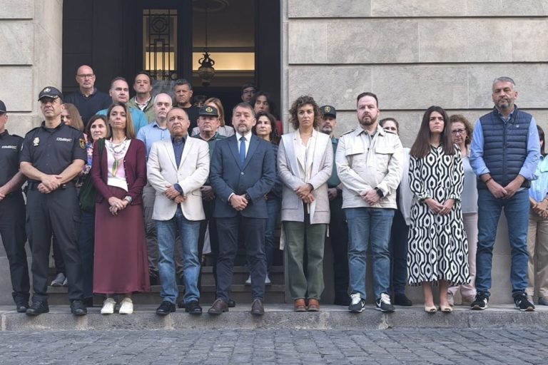 250408 Minuto de silencio por asesinato machista en Galicia