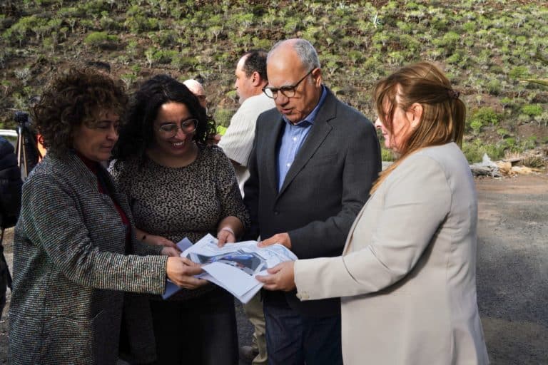 Casimiro Curbelo, Angélica Padilla, Cristina Ventura y Natividad Delgado en el inicio de las obras