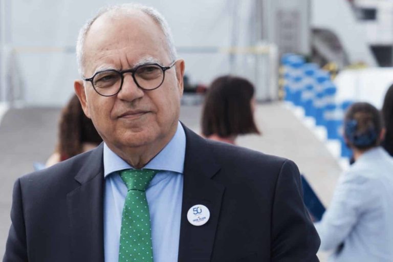 Casimiro Curbelo en el Puerto de Los Cristianos