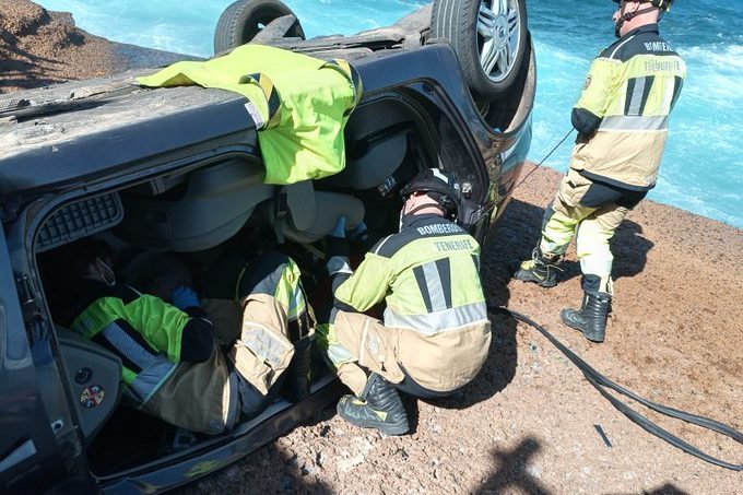 HOMBRE HERIDO AL SALIRSE DE LA VÍA EL VEHÍCULO QUE CONDUCÍA EN ARICO 19-4-25