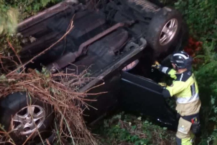 MUJER HERIDA AL SUFRIR UN VUELCO EN EL VEHÍCULO EN EL QUE CIRCULABA EN EL TANQUE 3-4-25