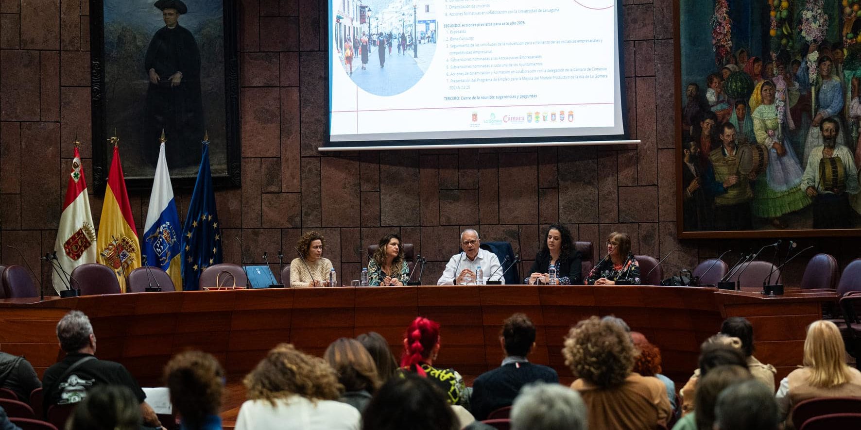 Reunión con empresarios en el Salón de Plenos del Cabildo