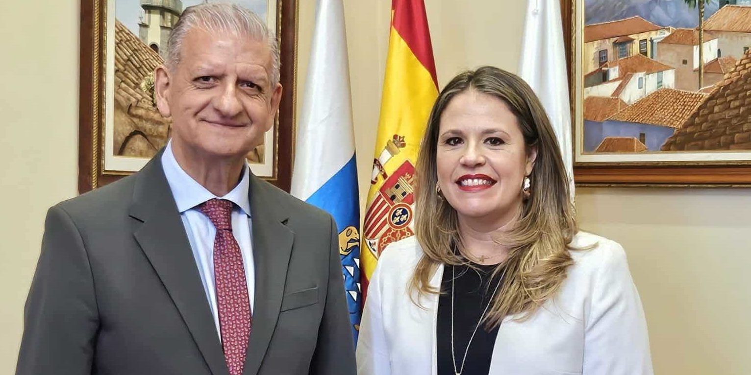 alcalde con Graciela Pérez Valencia