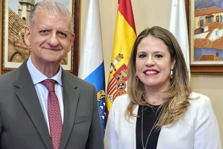 alcalde con Graciela Pérez Valencia