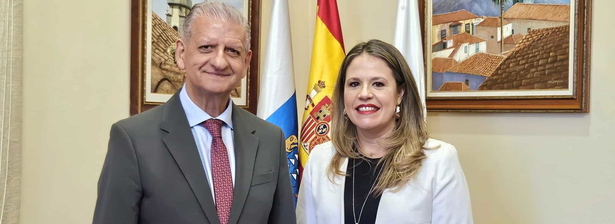 alcalde con Graciela Pérez Valencia