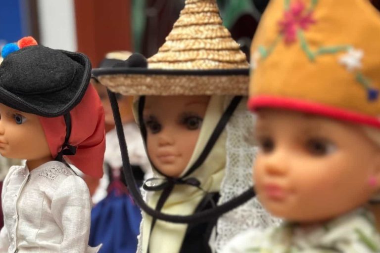 060525 Exposici�n Nancy y Lucas vestimenta tradicional Como debe ser Fiestas de Mayo 2025 (11)