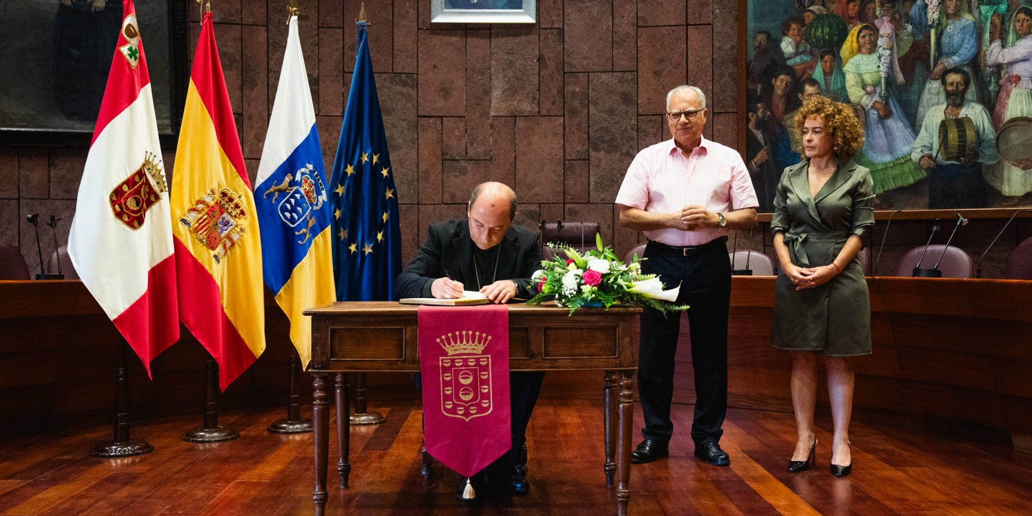 120525 El nuevo Obispo de la Diócesis Nivariense, Eloy Santiago, firma el Libro de Honor del Cabildo de La Gomera