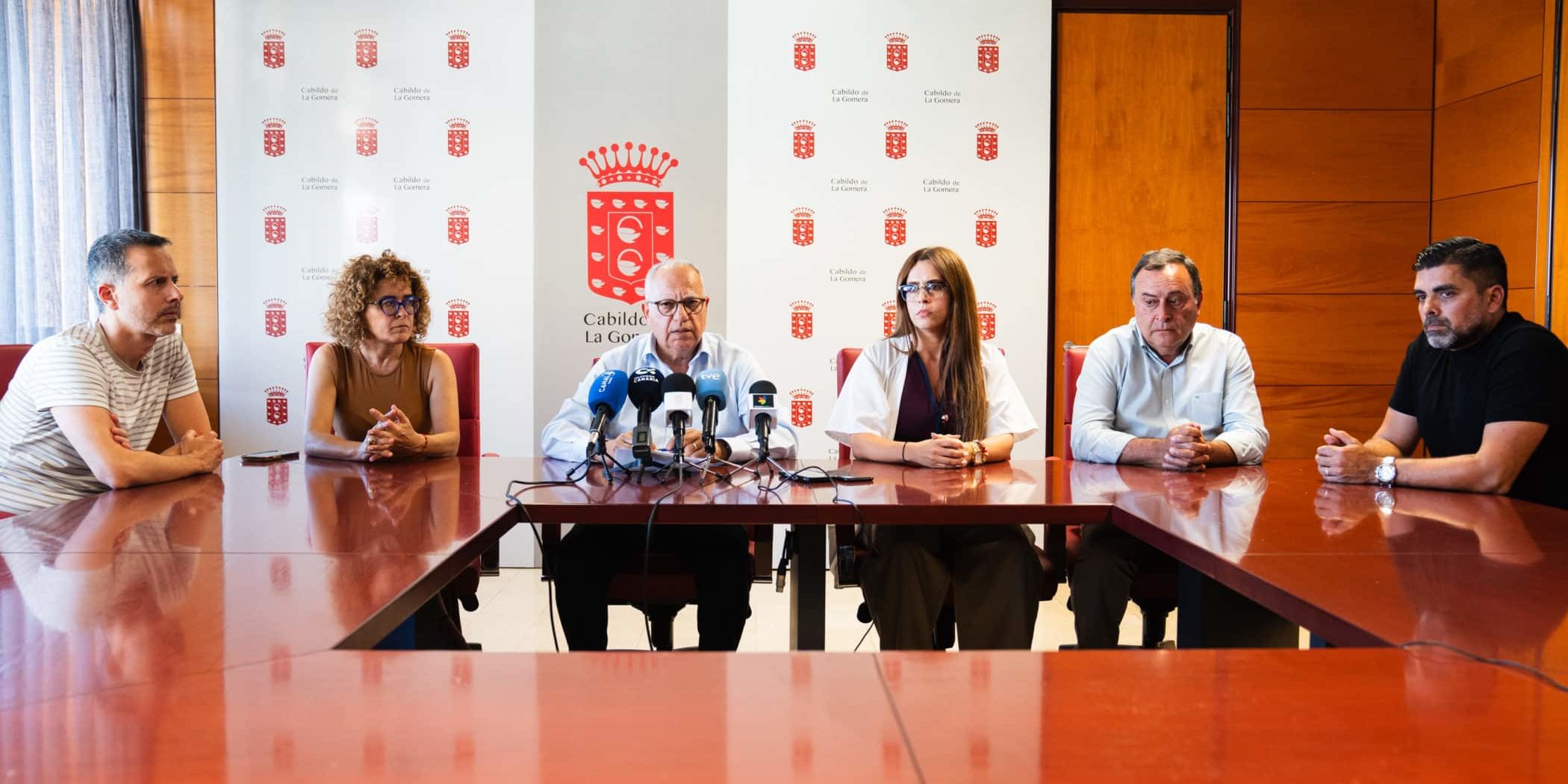 130525 Curbelo comparece ante los medios de comunicación para dar parte de la última hora sobre el accidente de guagua de hoy en la GM-2