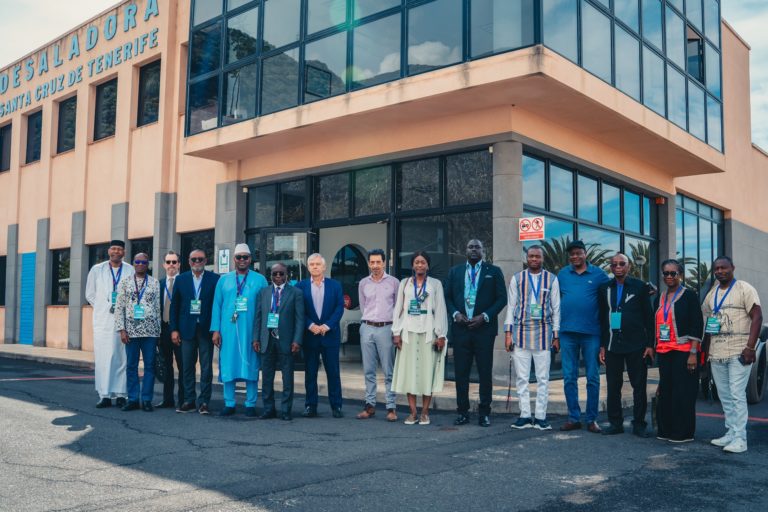 250513 Emmasa ofrece una visita guiada a la desaladora a una delegación africana de primer nivel