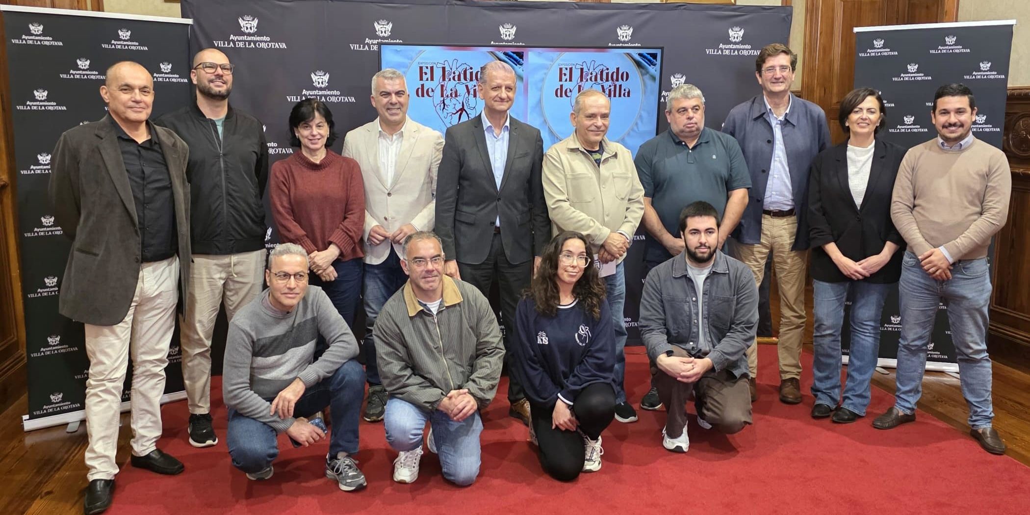 Alcalde, Efraín Medina y concejal de Museos con representantes de los cinco Museos