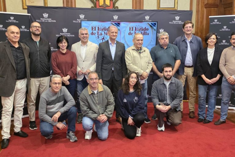 Alcalde, Efraín Medina y concejal de Museos con representantes de los cinco Museos