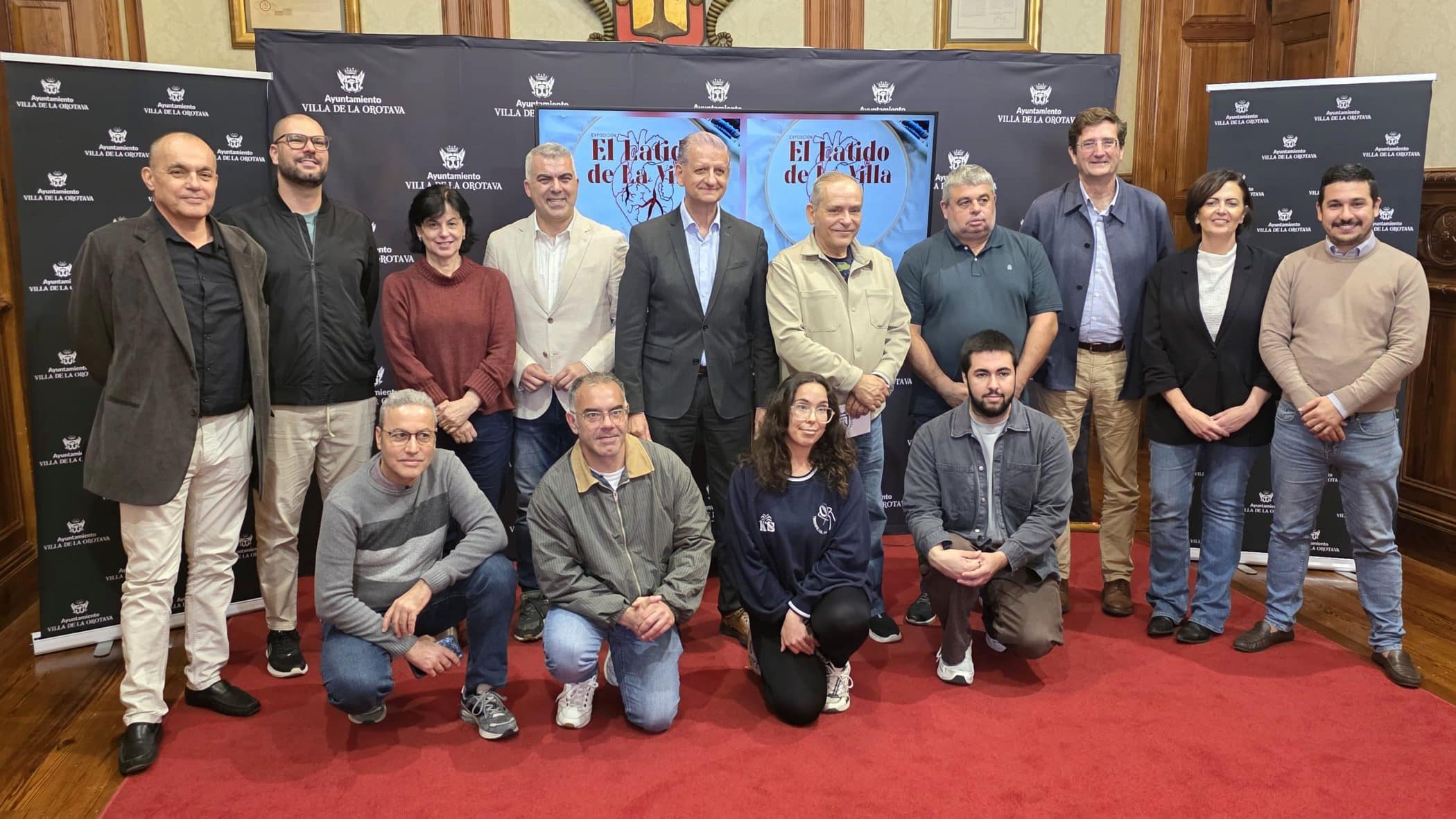 Alcalde, Efraín Medina y concejal de Museos con representantes de los cinco Museos