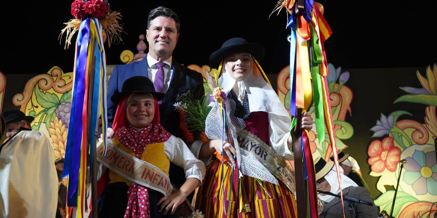 Alcalde junto a las nuevas romeras infantil y adulta