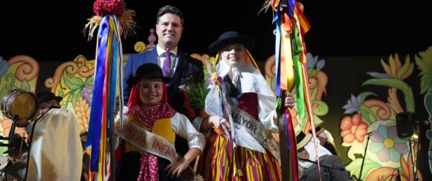 Alcalde junto a las nuevas romeras infantil y adulta