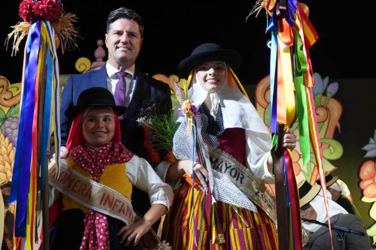 Alcalde junto a las nuevas romeras infantil y adulta