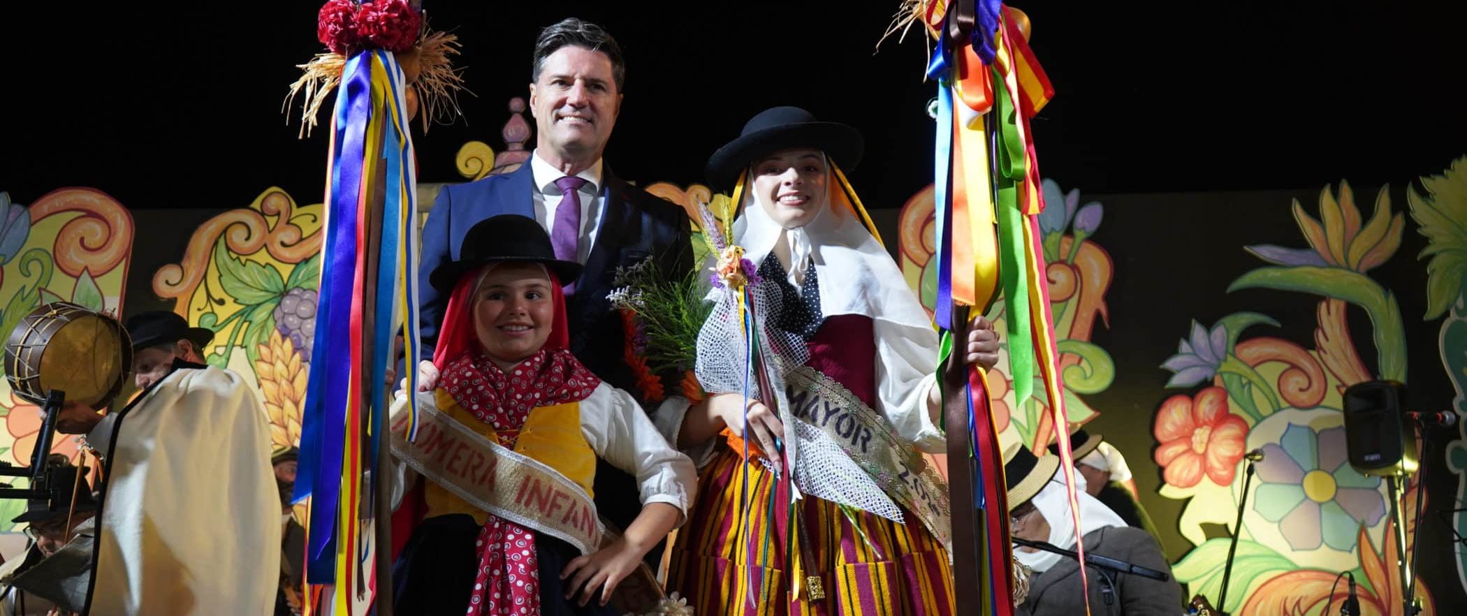 Alcalde junto a las nuevas romeras infantil y adulta