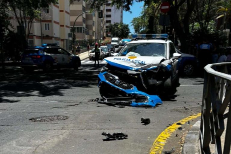 COLISIÓN ENTRE UN COCHE POLICIAL Y UN VEHÍCULO EN SANTA CRUZ3 23-5-25