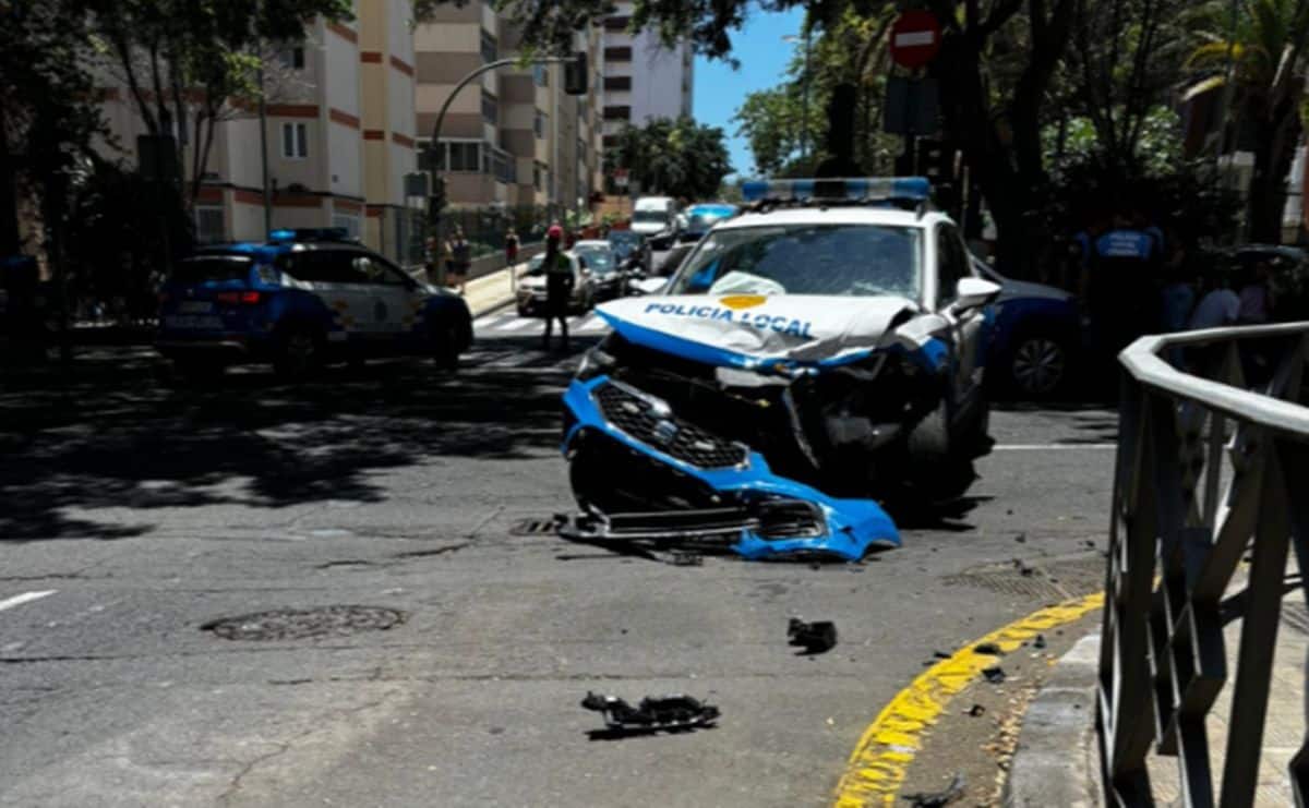 COLISIÓN ENTRE UN COCHE POLICIAL Y UN VEHÍCULO EN SANTA CRUZ3 23-5-25