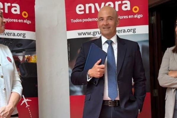 (De izq. a dcha.) Marta Cacho (Envera), Quim Soler (BBVA) y Deisy Ramos (Ayto. La Orotava) en la entrega de los jabones