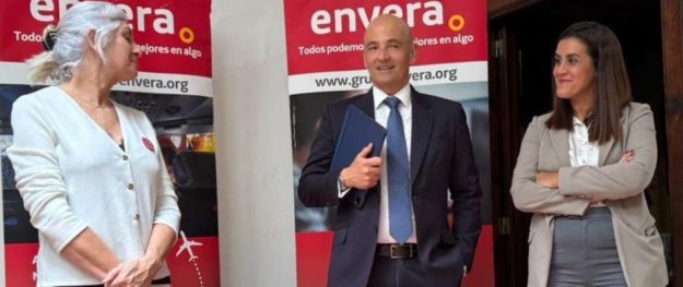 (De izq. a dcha.) Marta Cacho (Envera), Quim Soler (BBVA) y Deisy Ramos (Ayto. La Orotava) en la entrega de los jabones