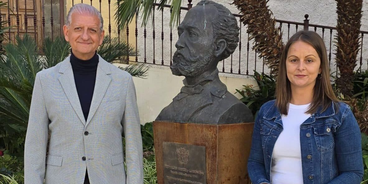 alcalde y concejal de Turismo en uno de los puntos de la audioguía (Teobaldo Power)