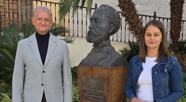 alcalde y concejal de Turismo en uno de los puntos de la audioguía (Teobaldo Power)
