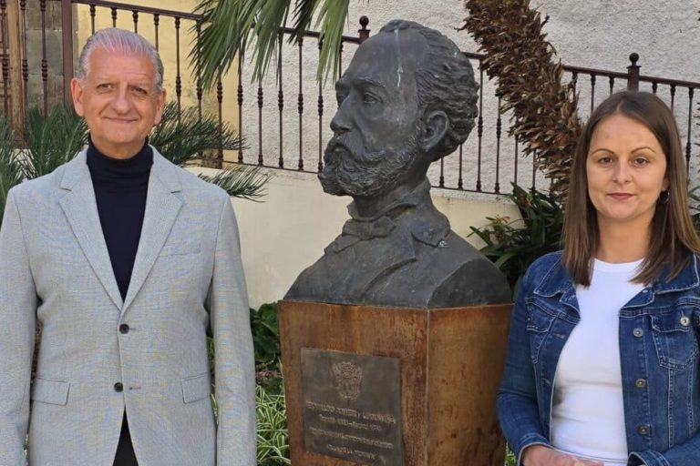 alcalde y concejal de Turismo en uno de los puntos de la audioguía (Teobaldo Power)