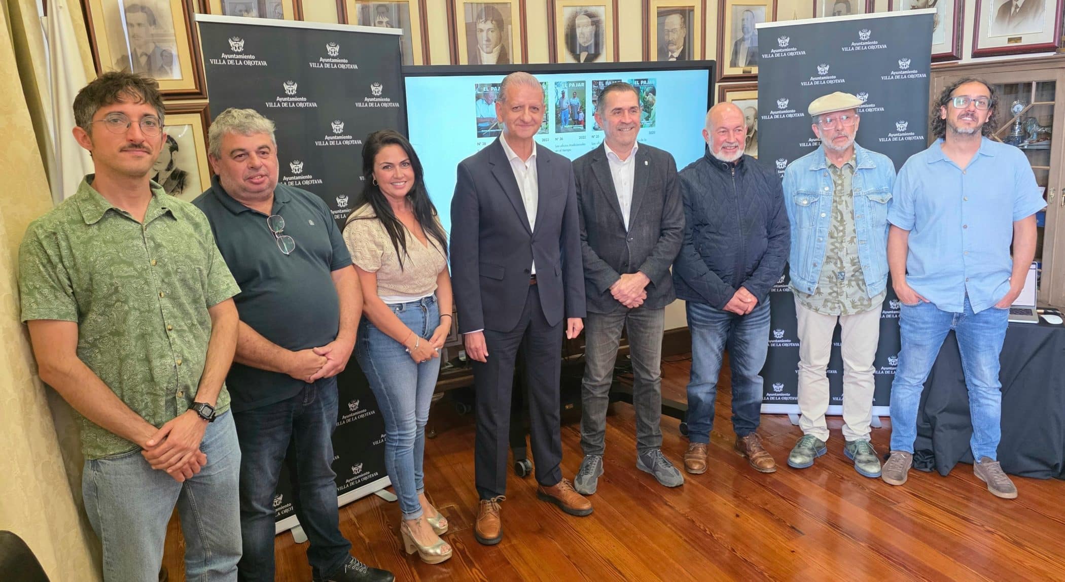 izq a dcha. empresa digit. gerente Pinolere, concejala barrio, alcalde, director general, presidente Pinolere, director hasta hoy y nuevo director