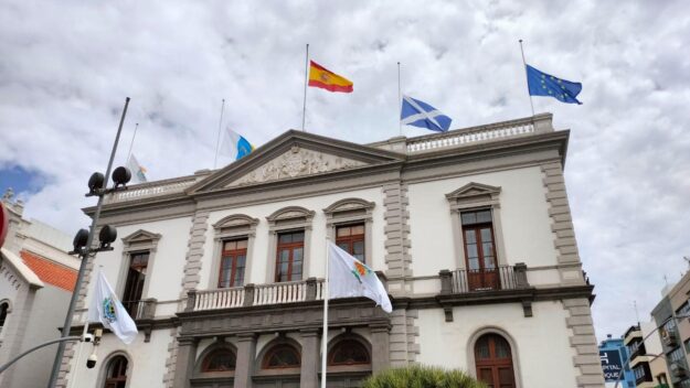 250617 Banderas a media asta en el Ayuntamiento de SC