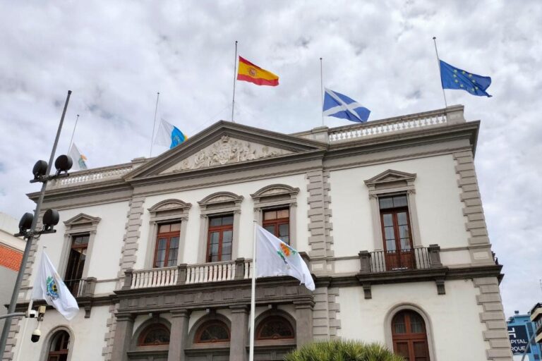 250617 Banderas a media asta en el Ayuntamiento de SC