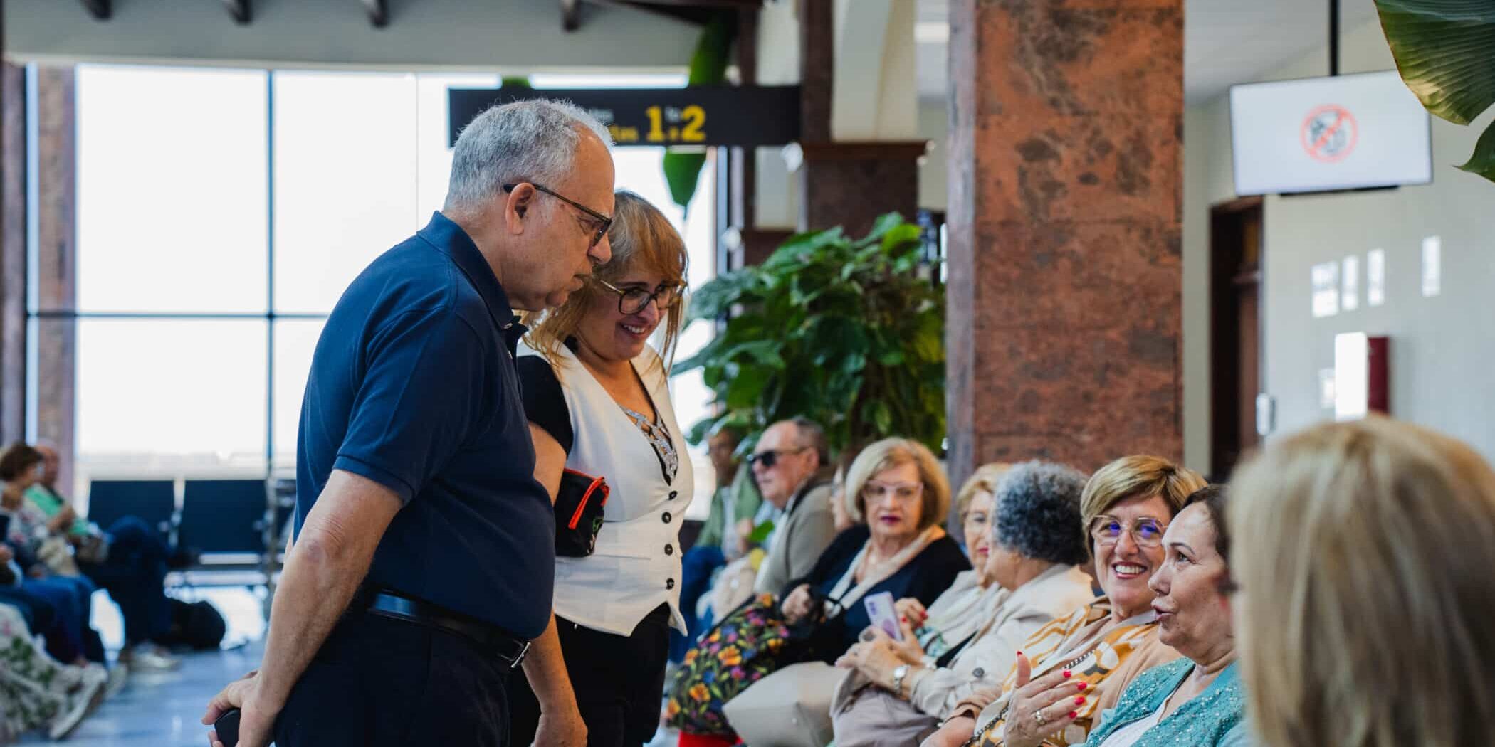 250625 El presidente del Cabildo gomero, Casimiro Curbelo, y la consejera insular de Política Social, Rosa Elena García, en el aeropuerto junto a una expedición de mayores antes de su viaje
